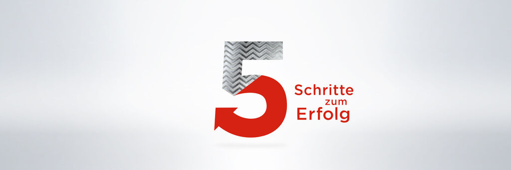 Eine große rote Nummer 5 mit einem Pfeil und dem Text "Schritte zum Erfolg" in einem neutralen Hintergrund