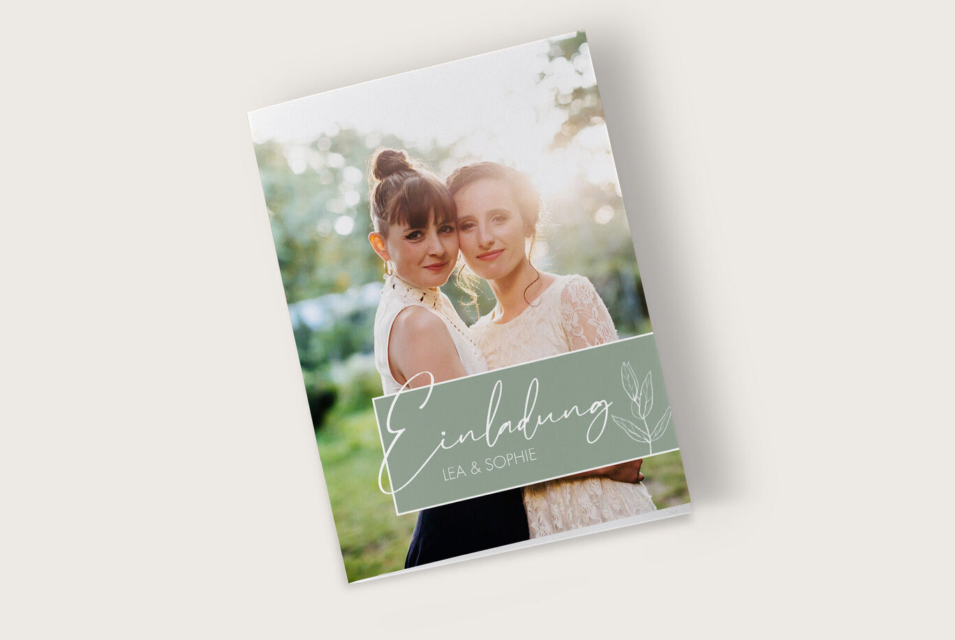 Einladungsdesign mit zwei lächelnden Frauen im Freien. Schöne Blüten dekorieren die Einladung.