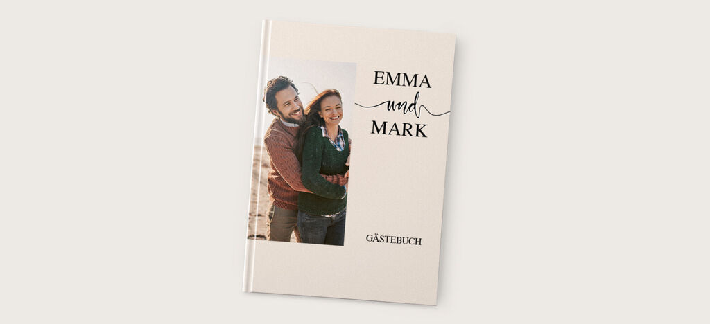 Ein Gästebuch mit dem Titel 'Emma und Mark' und einem romantischen Foto von einem Paar.