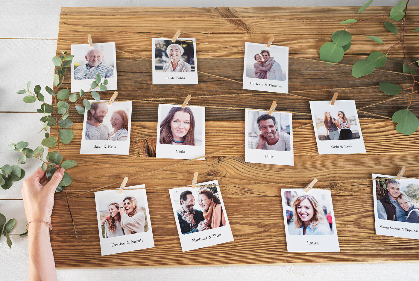 Wandbild mit persönlichen Fotos von Freunden und Familie auf Holzbrett.