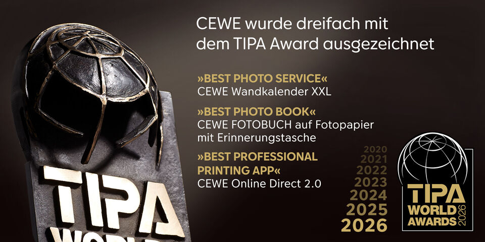 CEWE wird mehrfach mit dem TIPA World Award ausgezeichnet, gezeigt mit Trophäe und Hinweisen auf ausgezeichnete CEWE Produkte