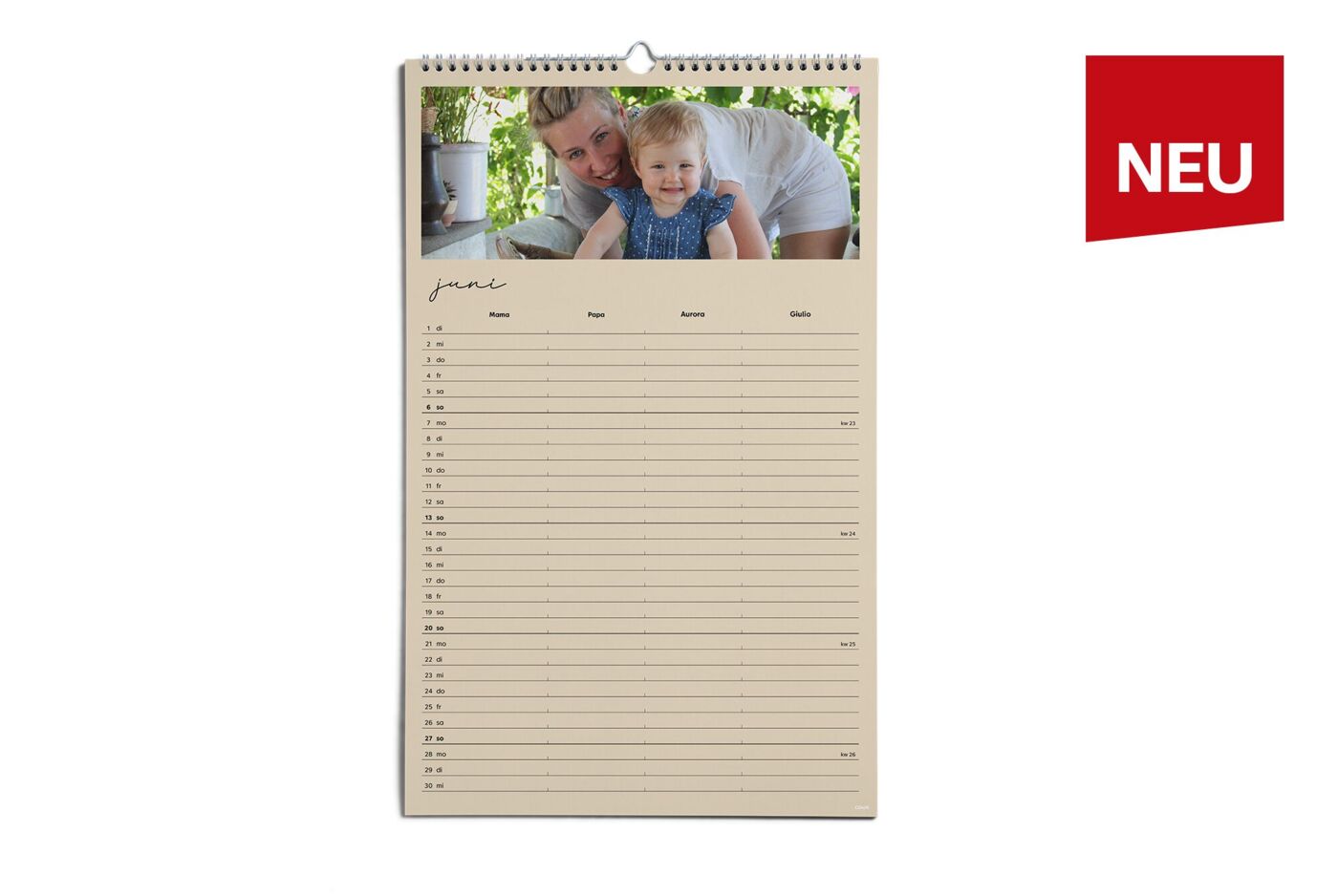 CEWE Fotokalender als Familienplaner für Juni mit Foto oben, vielen Zeilen für Termine und rotem Label NEU