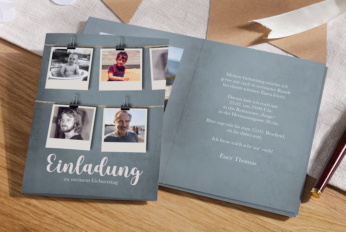 Einladungskarte zum Geburtstag mit Polaroid-Fotos, kleiner Schreibtisch und Stift
