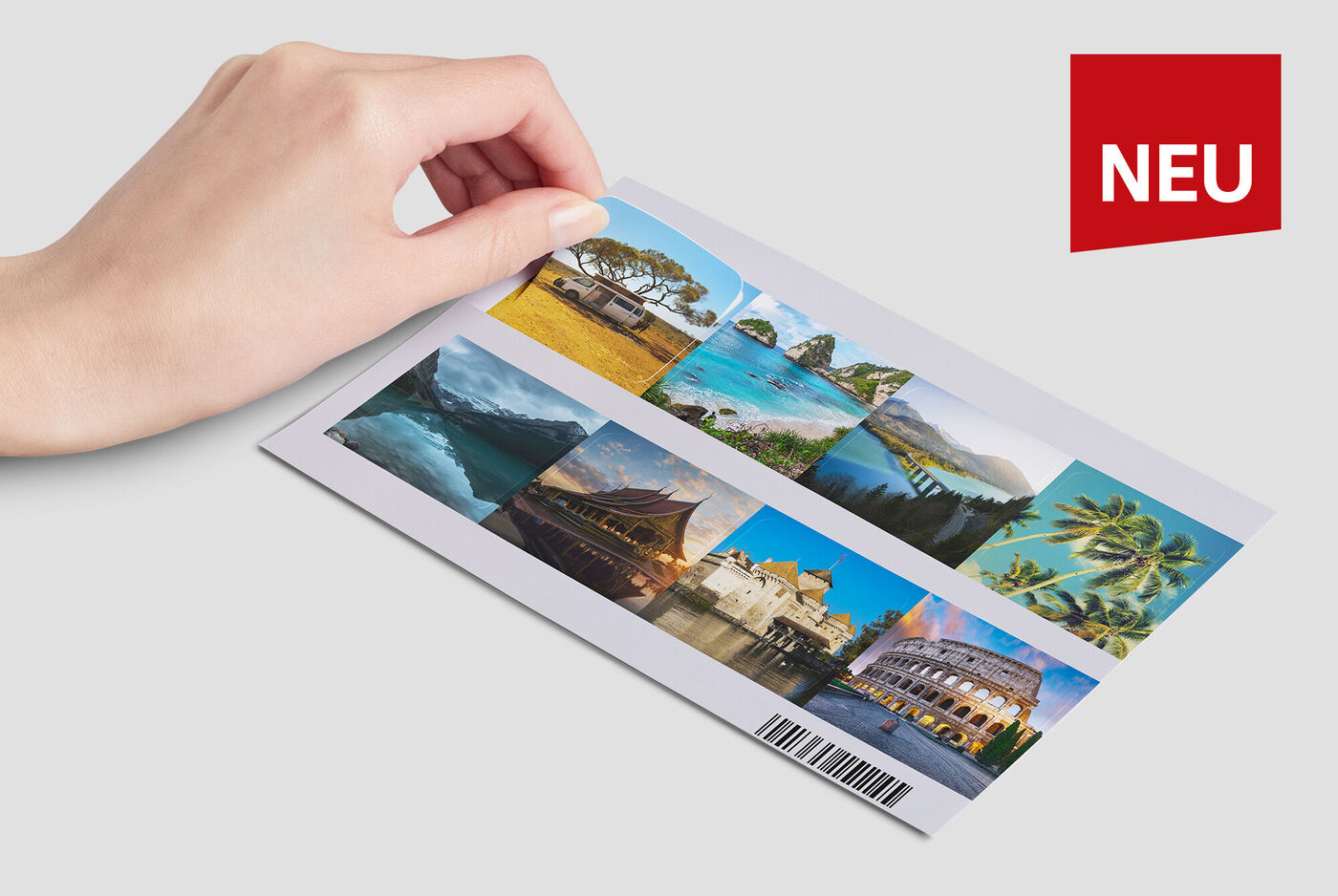 Hand hält eine neue Vorlage mit acht schönen Urlaubsfotos