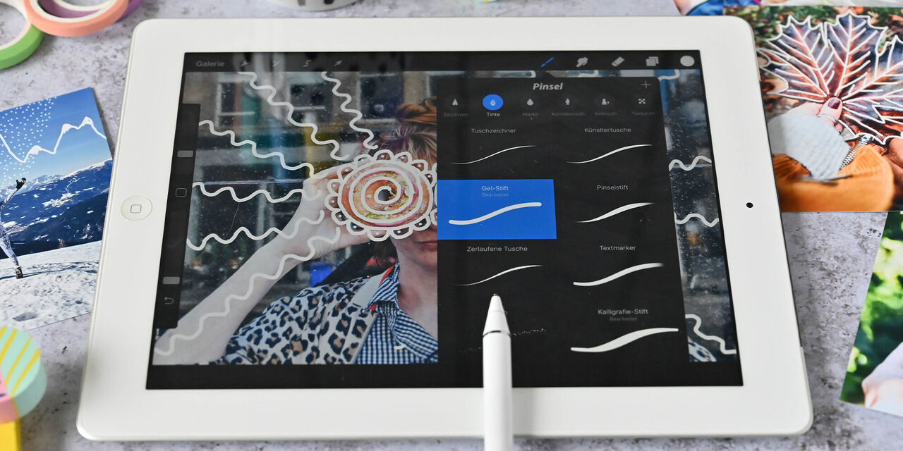 Eine Person hält ein iPad mit künstlerischen Zeichnungen. Rund um das iPad sind verschiedene Fotos platziert, die kreative Momente zeigen.