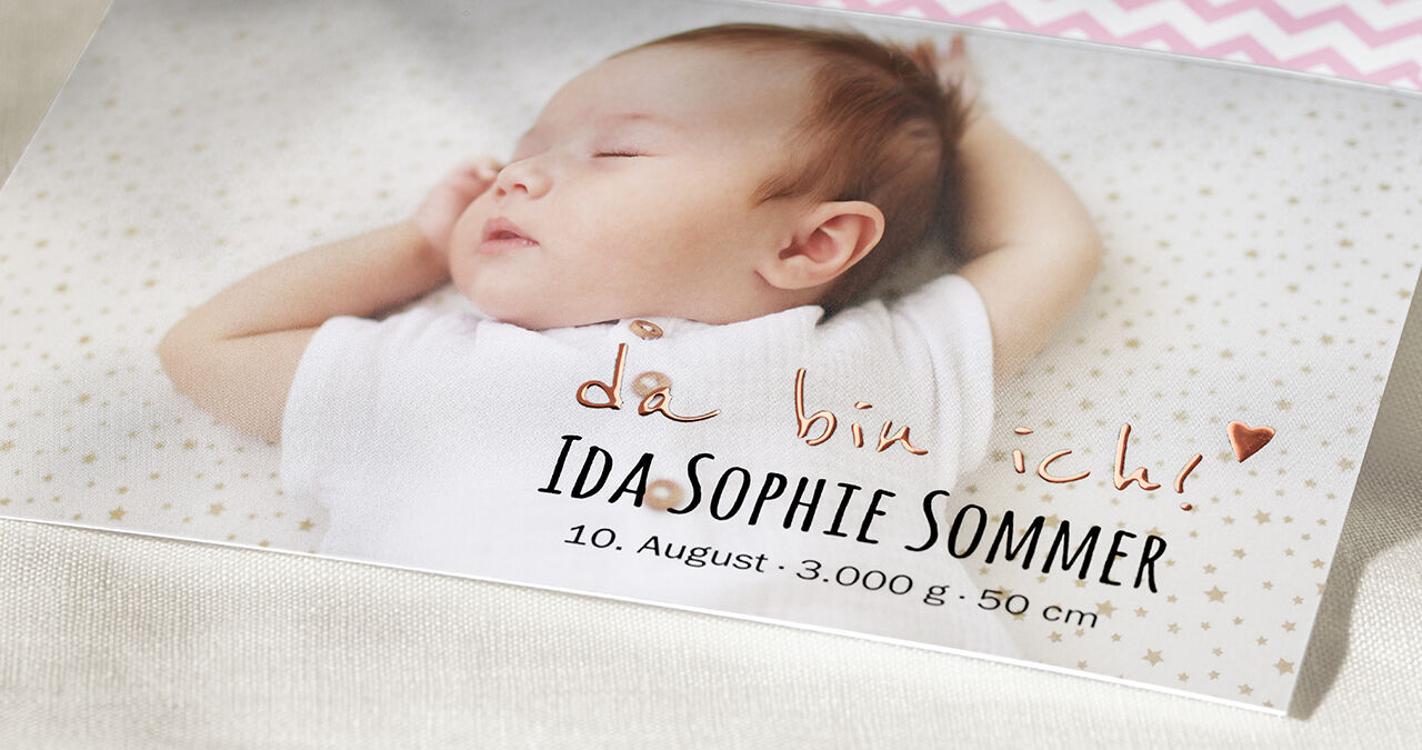 Ein liebevolles Babygeburtskarten-Design mit Namen.