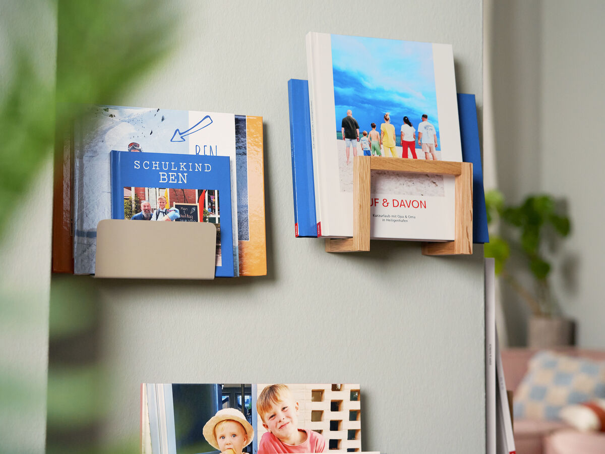 Zwei Bücherregale an einer Wand mit verschiedenen Büchern und einem Foto.