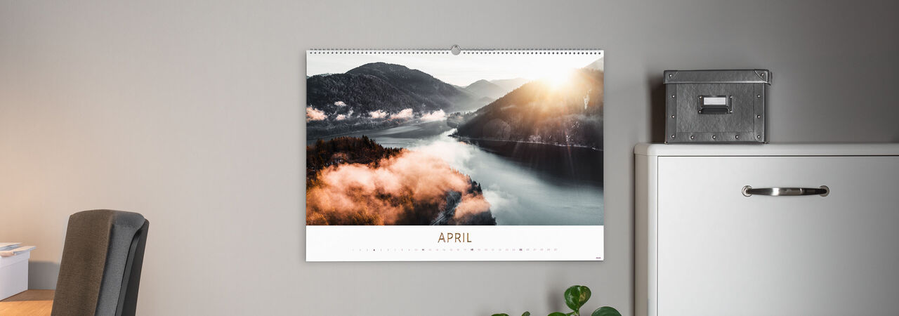 Schöner Fotokalender mit Landschaftsbild und dem Monat April