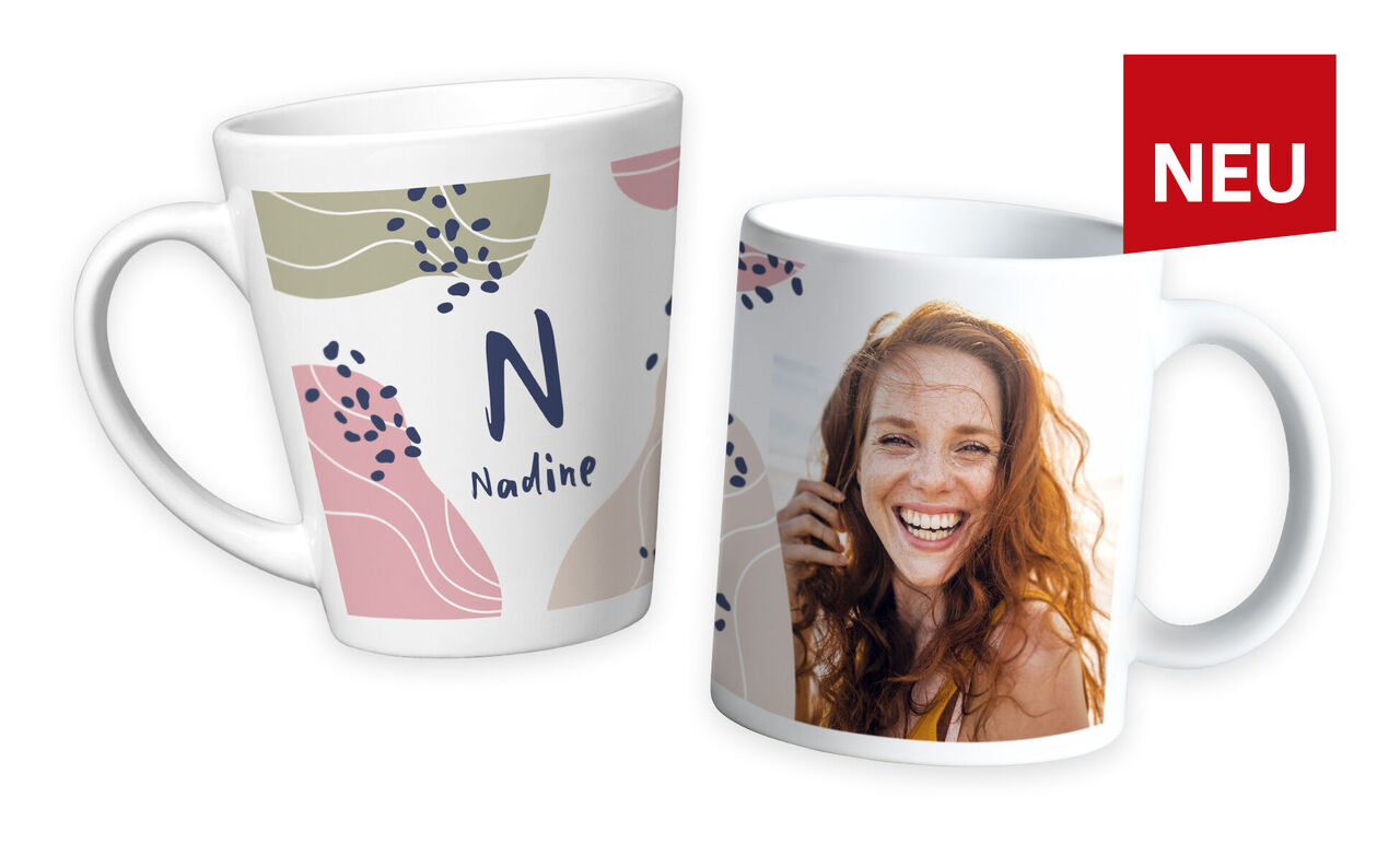 Zwei Tassen nebeneinander, eine mit buntem Design und dem Namen Nadine, die andere mit einem Foto gestaltet