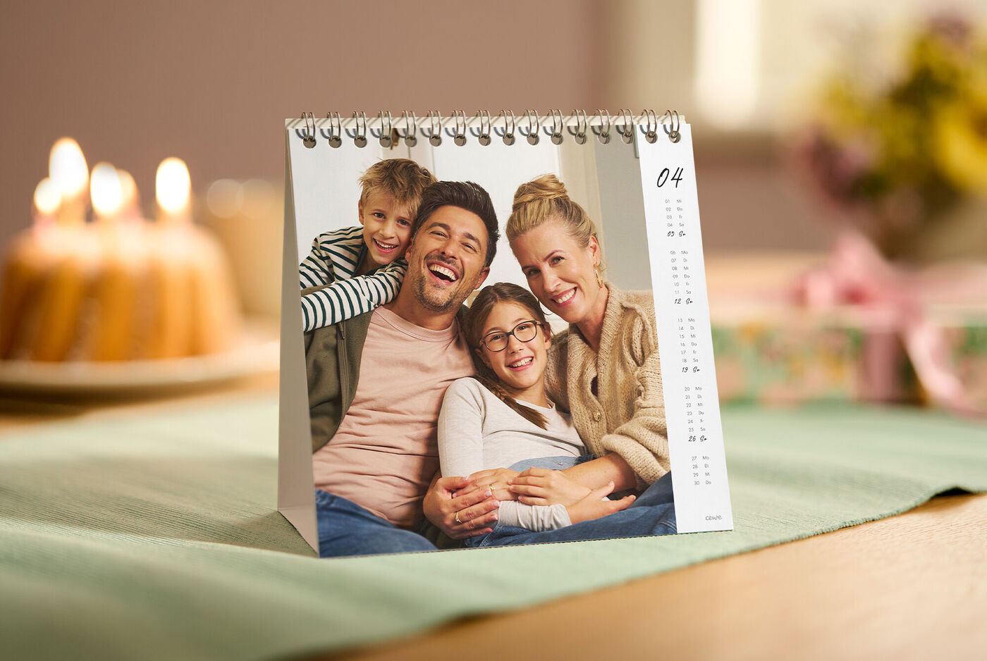 Ein CEWE Fotokalender mit einem liebevollen Bild von einem Paar, das sich umarmt und einen besonderen Moment teilt.
