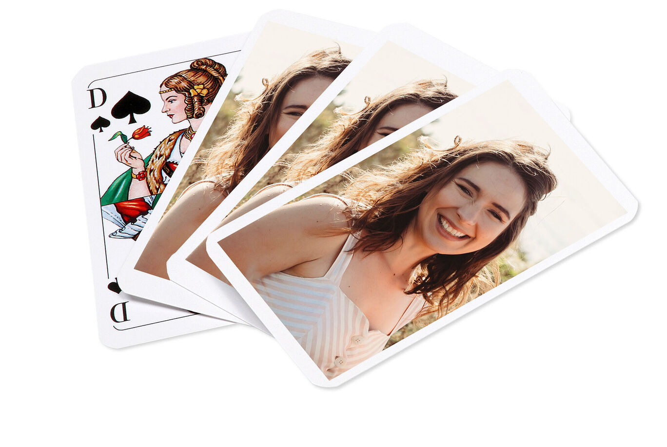 Eine Auswahl von Spielkarten, darunter eine Dame und mehrere Karten mit Erinnerungsfotos.