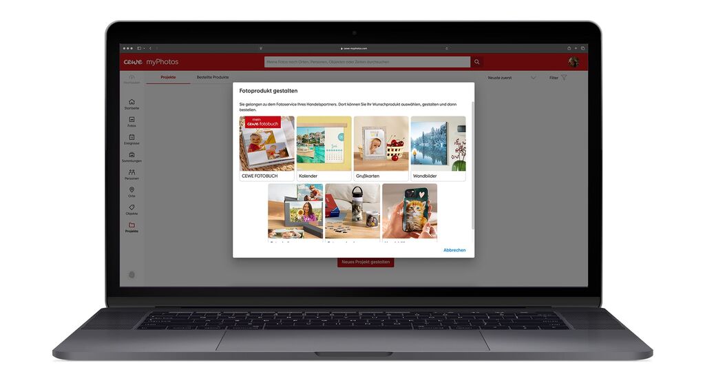Person arbeitet an kreativen Fotoprodukten auf dem Laptop.