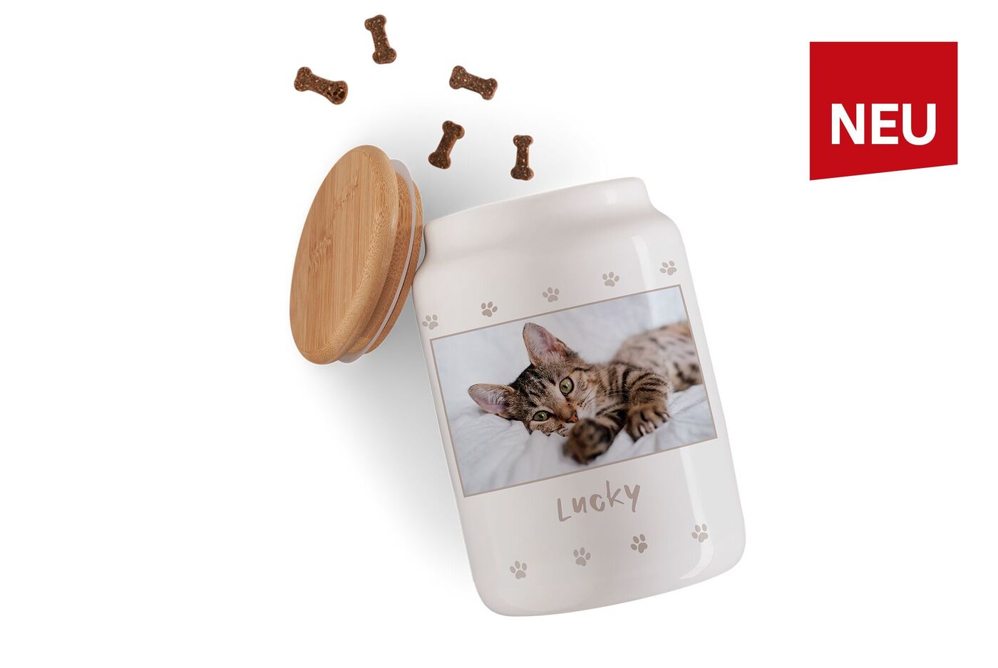 Weiße Leckerlidose mit Bambusdeckel, Pfotenmuster und Foto einer getigerten Katze.
