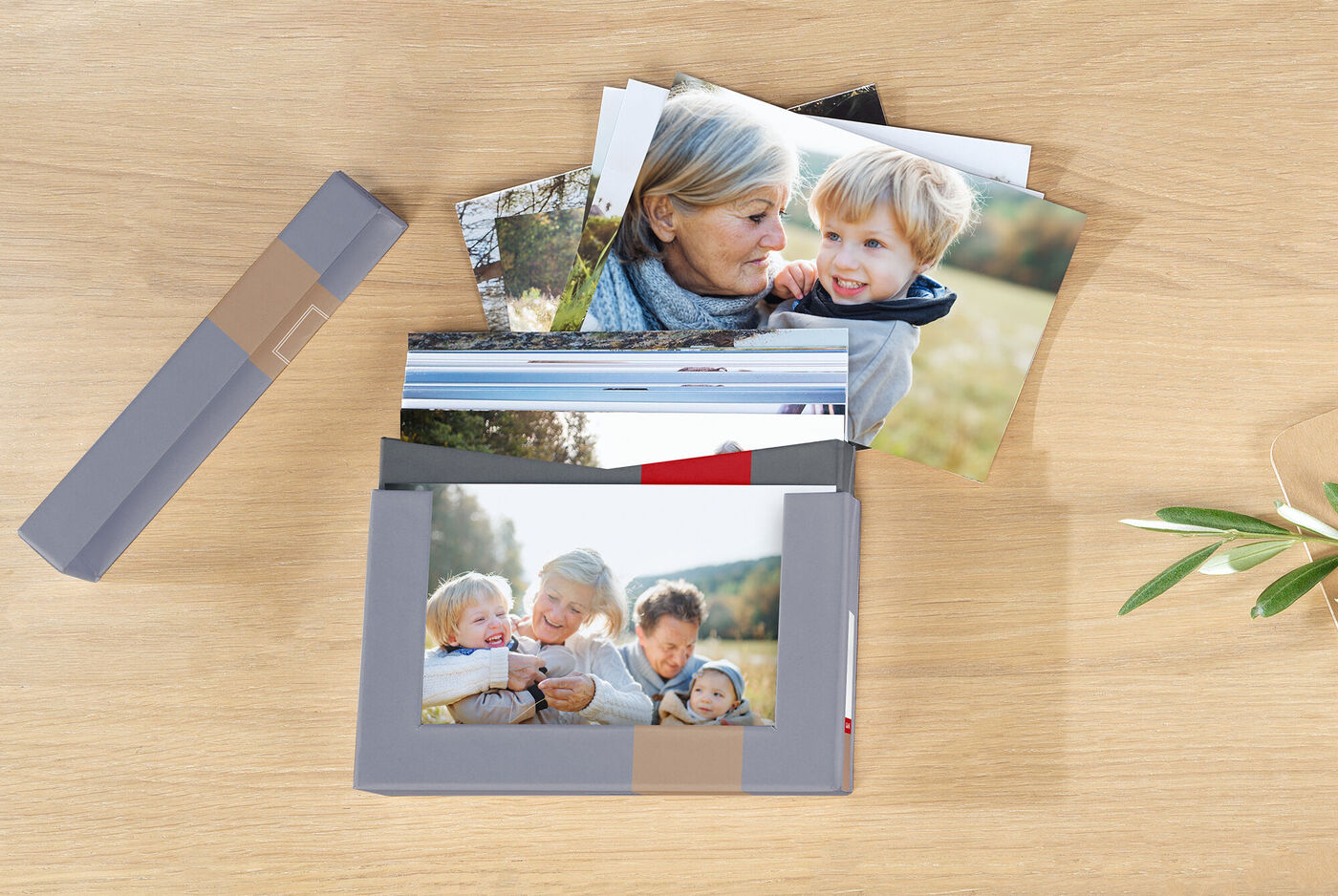 Hochwertige Fotos von gemeinsamen Momenten in einer dekorativen Box.