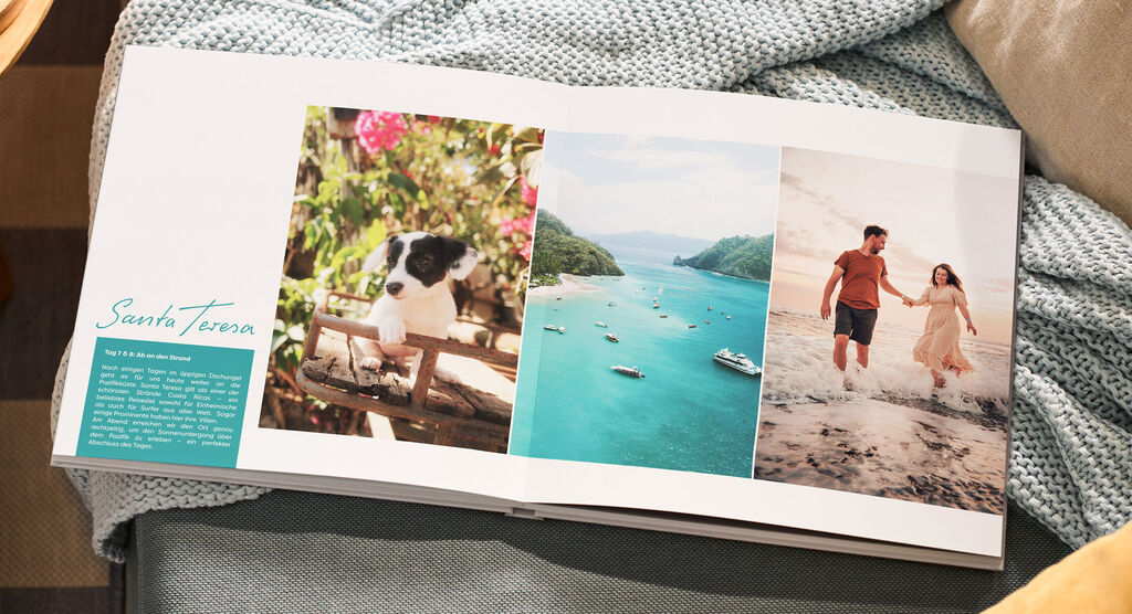 Doppelseite im CEWE FOTOBUCH mit drei Fotos: Hund, türkisblaues Meer mit Booten, Paar am Strand; Text: Santa Teresa