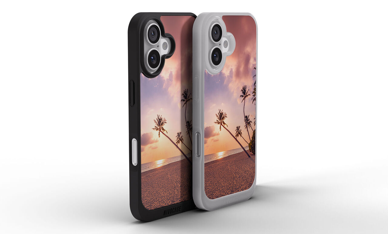 Zwei Handyhüllen mit Foto von Strand bei Sonnenuntergang mit Palmen und warmem Himmel