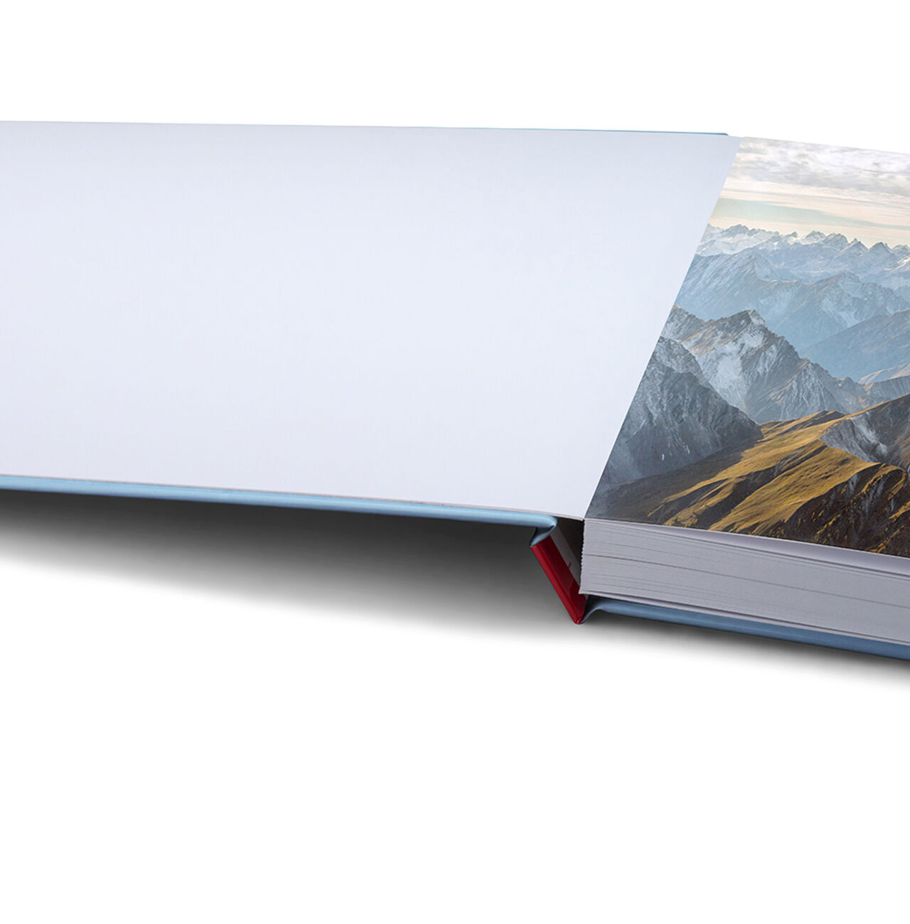 CEWE FOTOBUCH mit weißen Einband-Innenseiten und Bergfoto am Seitenrand