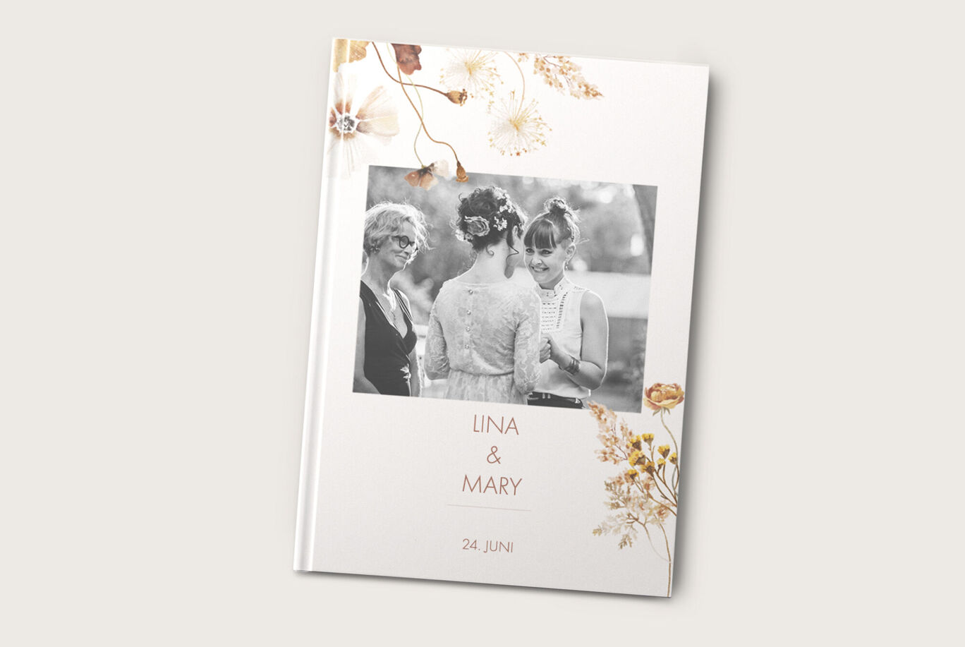 Fotobuchcover mit Blumenmuster und den Namen Lina und Mary