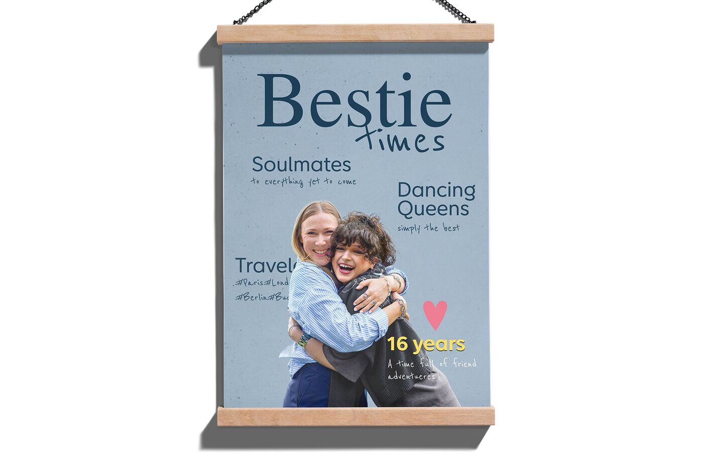 CEWE Poster mit Foto von zwei umarmenden Personen und Texten wie Bestie times, Soulmates und 16 years