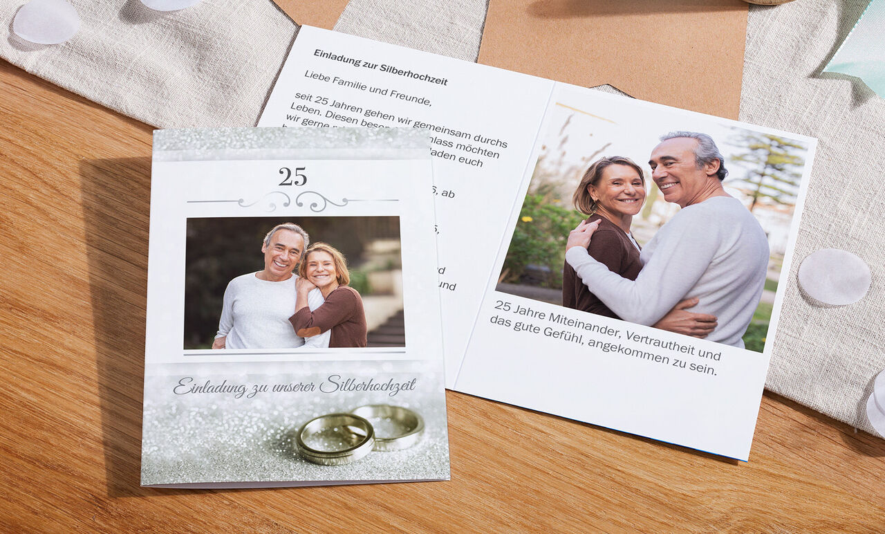 Eine Einladungskarte zur Silbernen Hochzeit mit einem Trauring-Design und je einem Foto auf der Vorder- und Innenseite.