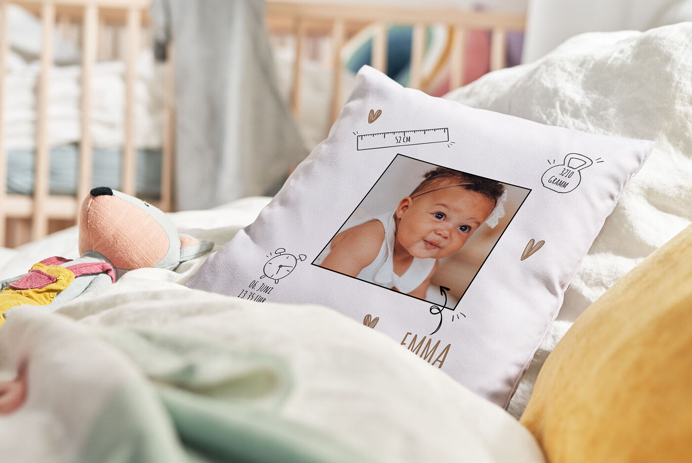 Personalisiertes Kissen mit Babyfoto, Name Emma und Geburtsdaten in einem Kinderbett