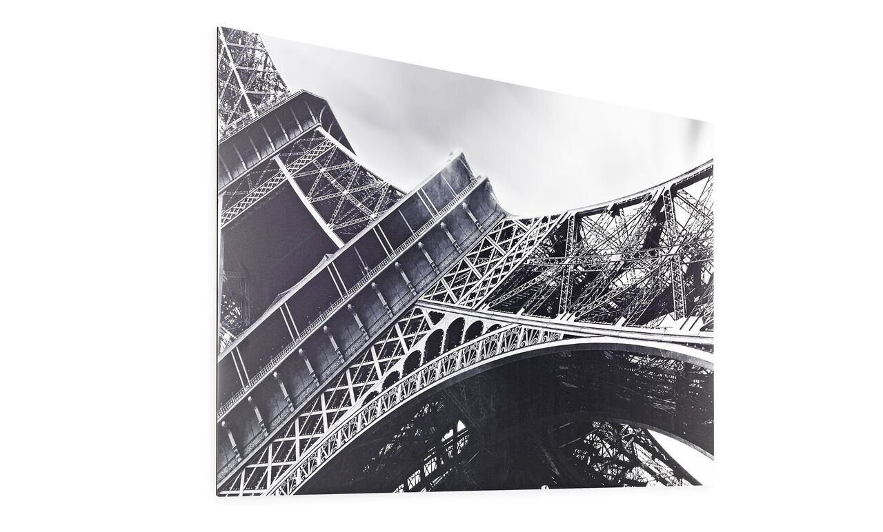 Schwarz-weißes Bild des Eiffel-Turms mit Blick auf die Struktur und Bögen