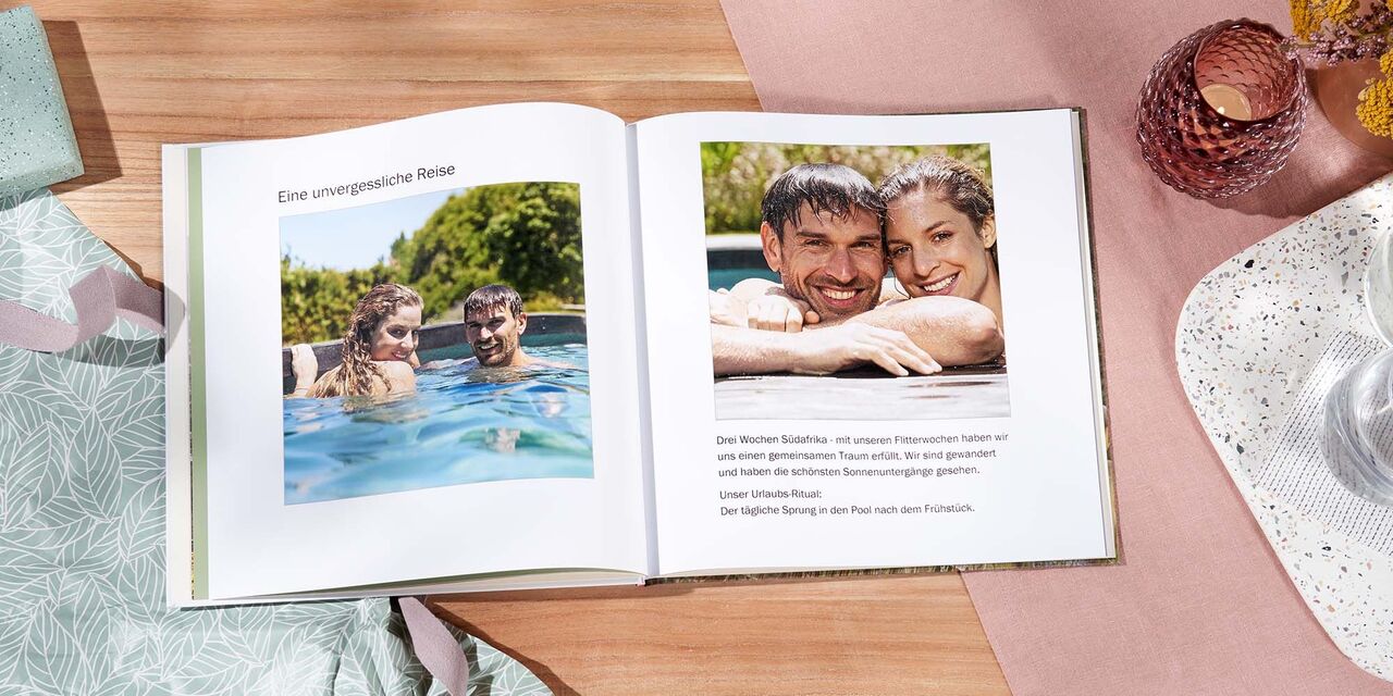Ein geöffnetes Fotobuch mit Erinnerungsfotos von Freunden am Pool, umgeben von persönlichen Gegenständen