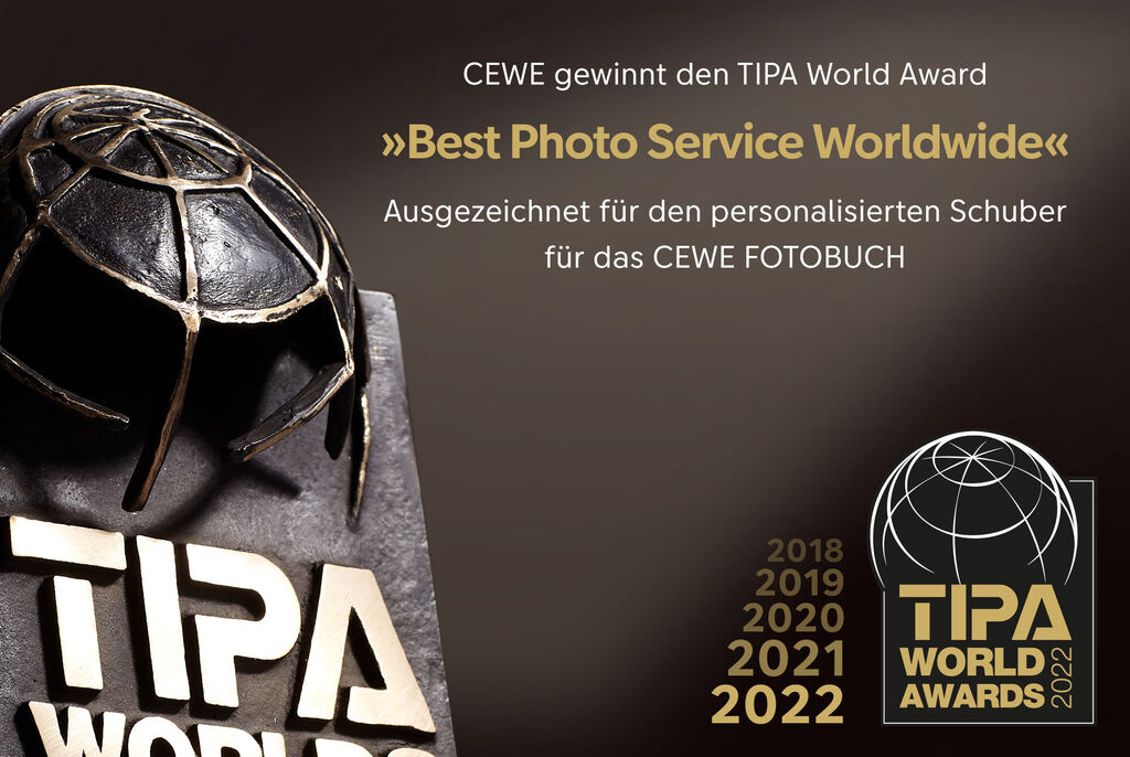 Auszeichnung für CEWE FOTOBUCH beim TIPA World Award 2022, Darstellung einer Trophäe und des Logos
