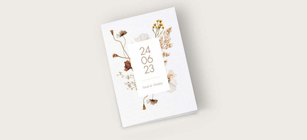 Elegantes CEWE Fotobuch mit botanischen Elementen auf dem Cover