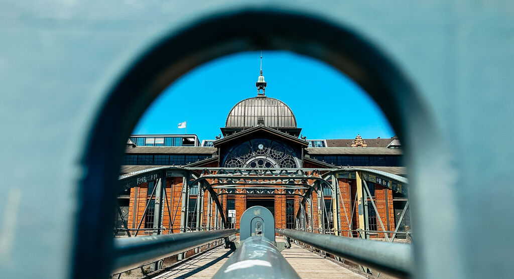 Brücke mit Blick auf historische Fischauktionshalle in Hamburg, blauer Himmel
