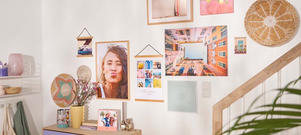 Ein kreatives Wandbild, das verschiedene Fotos und Kunstwerke zeigt, geschmackvoll im Wohnraum angeordnet