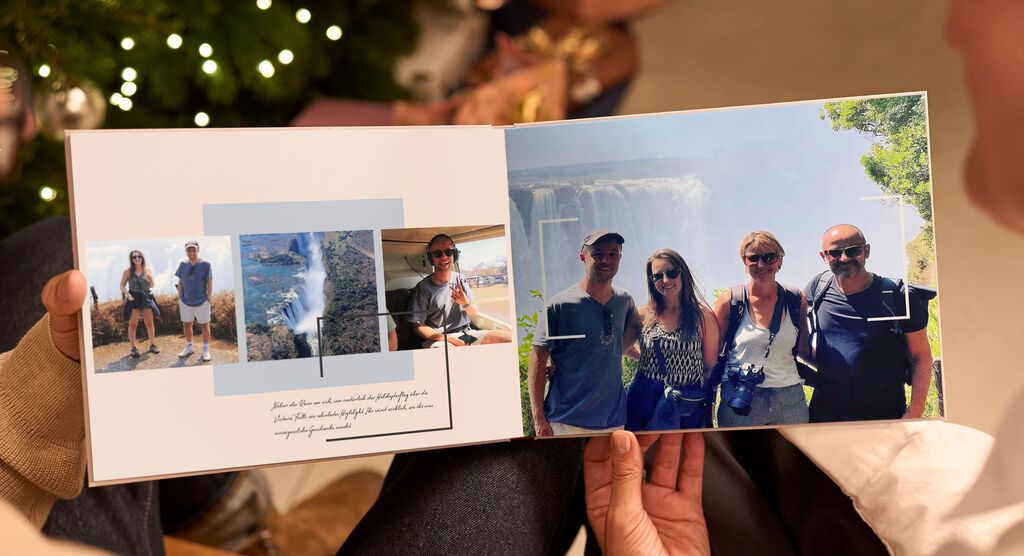 Zwei Seiten eines offen liegenden Fotobuchs mit Urlaubsbildern und Text.