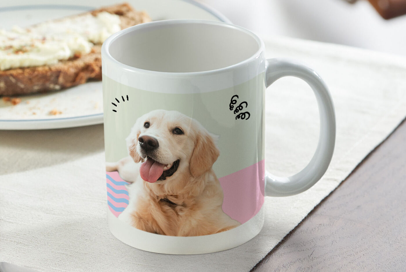 Keramiktasse mit Golden-Retriever-Foto auf gedecktem, zweifarbigem Design.