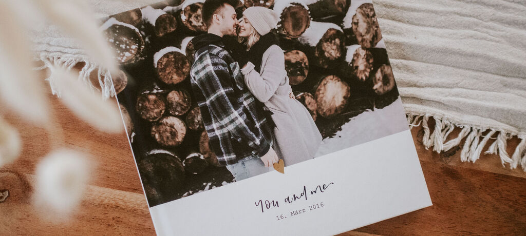 Ein liebevolles Fotobuch mit dem Titel "You and me" auf einem Holztisch