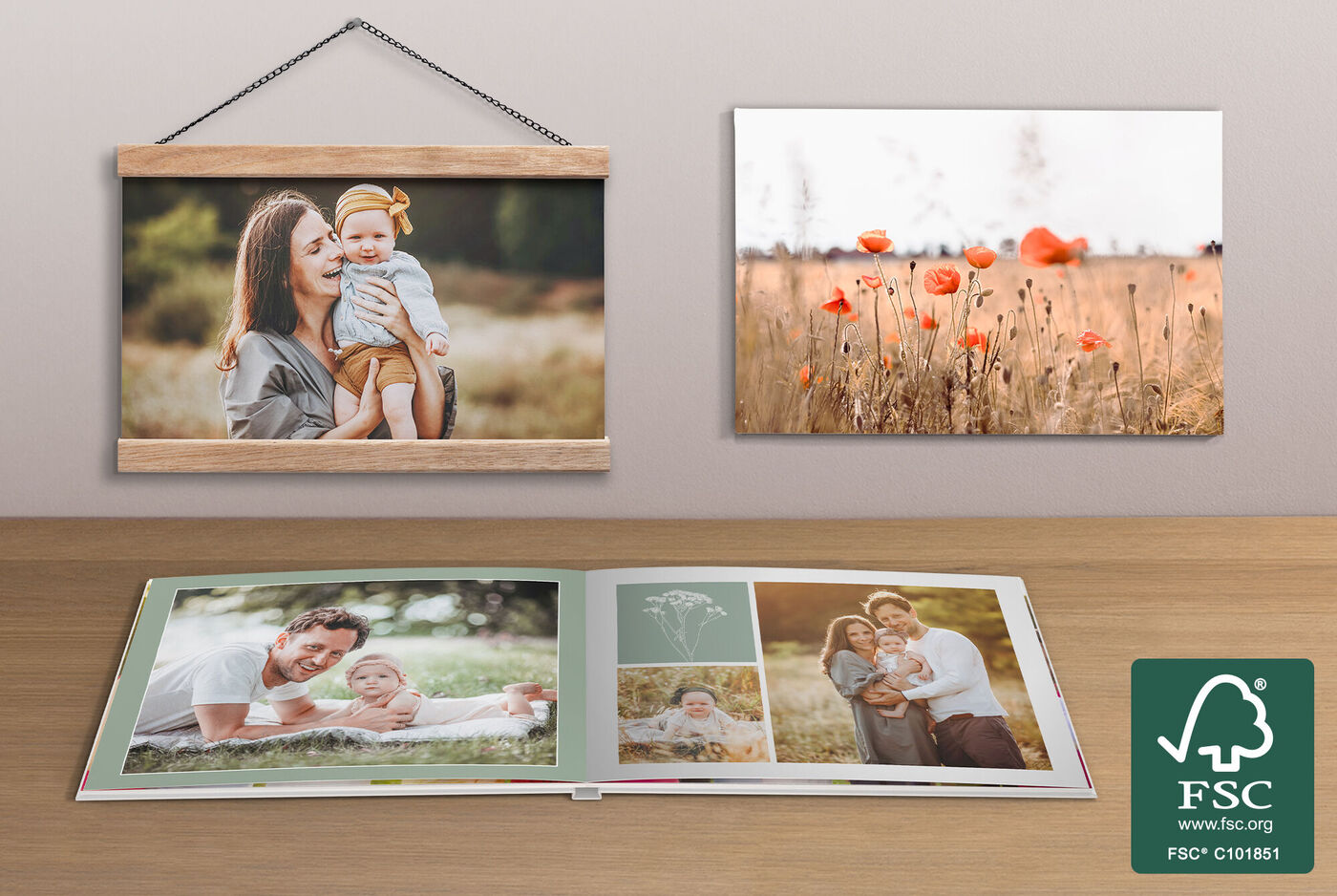 Ein liebevoll gestaltetes CEWE Fotobuch liegt auf einem Tisch. Im Hintergrund sind zwei farbenfrohe Wandbilder mit schönen Motiven zu sehen. Die Wandbilder zeigen eine Landschaft mit roten Blumen und eine Nahaufnahme einer fröhlichen Familie im Freien.