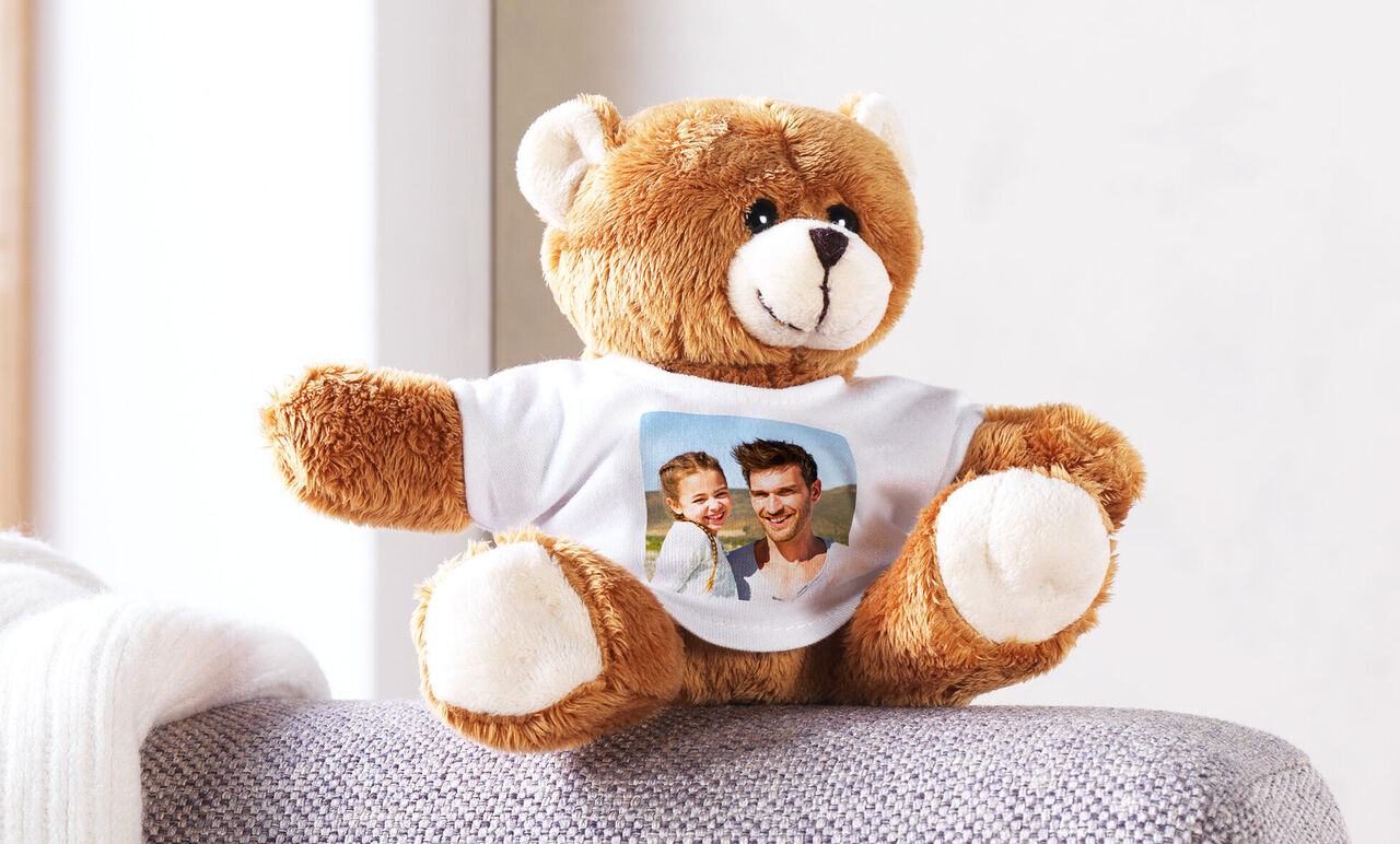 Ein kuscheliger Teddybär mit einem personalisierten T-Shirt, auf dem ein Foto zu sehen ist