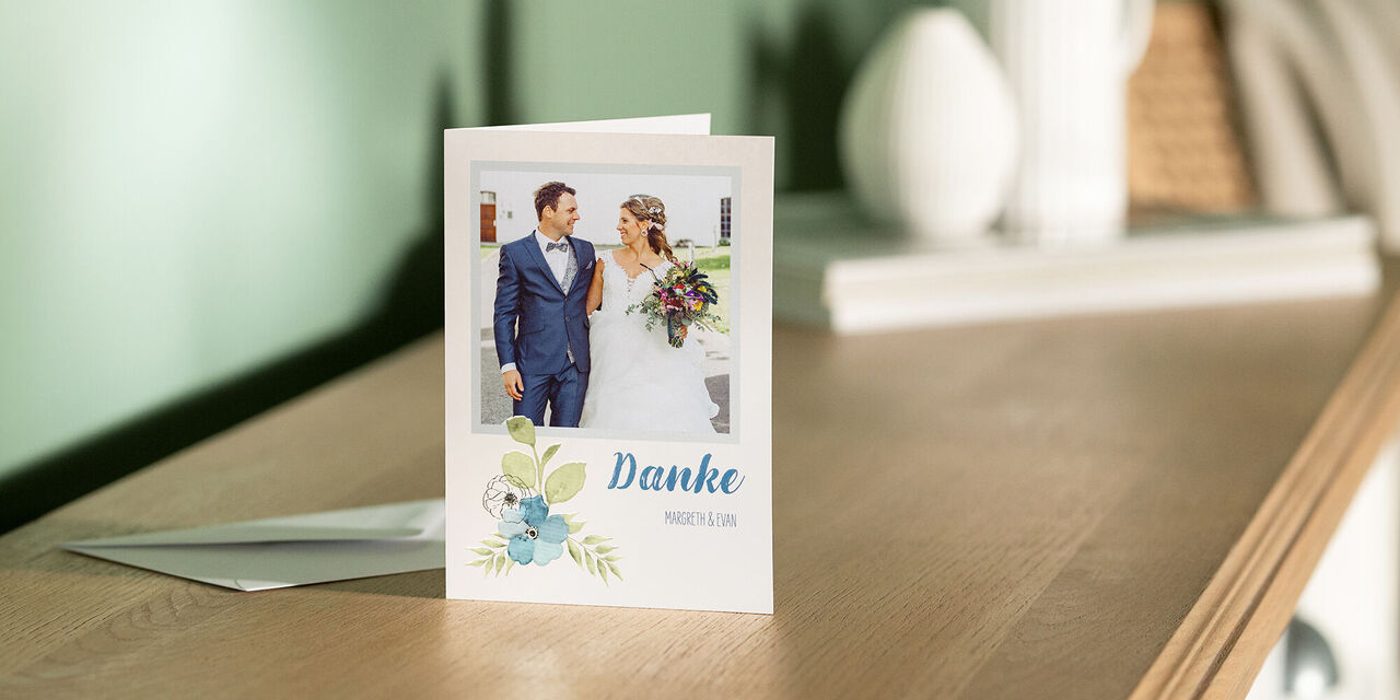 Hochzeitsgrußkarte mit Blumenmotiv und dem Schriftzug 'Danke'