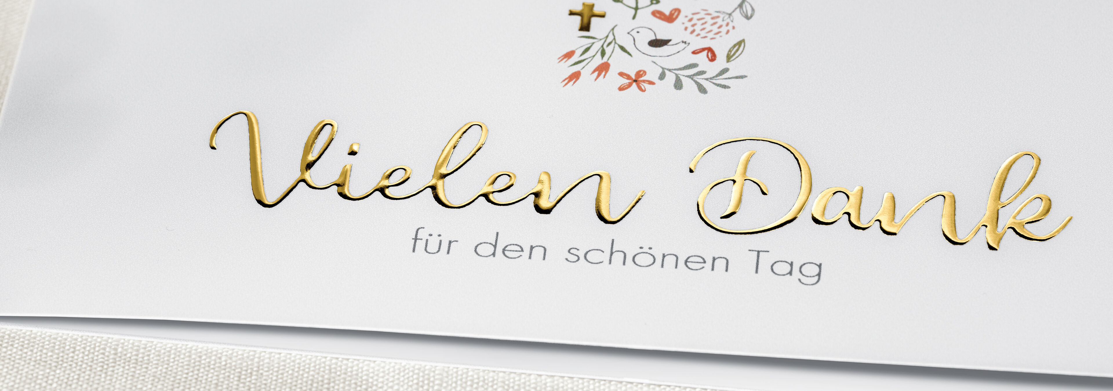 Zarter Grußkartenentwurf mit goldener Schrift "Vielen Dank" und floralen Akzenten