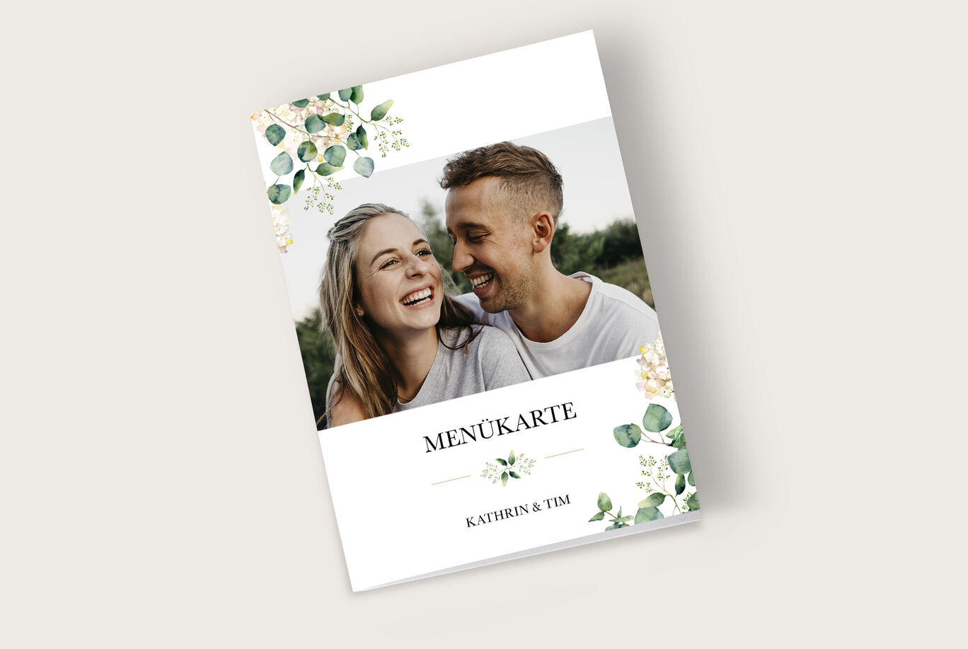 Elegante Menükarte mit floralem Design und Namen des Paares