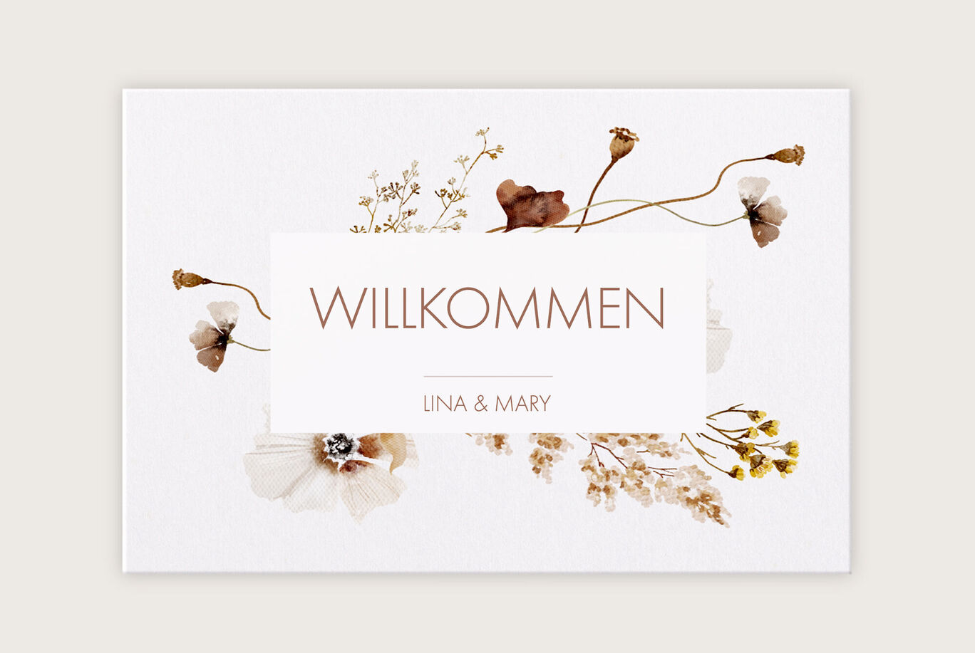 Ein Willkommensschild mit Blumen, Namen Lina und Mary