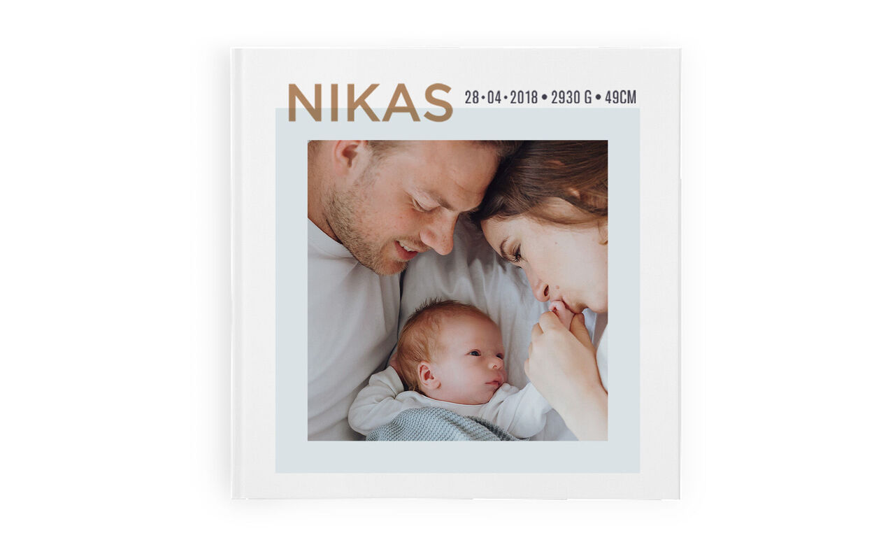 Ein liebevolles Familienfoto in einem Fotobuch, das einen Moment der Zärtlichkeit zeigt.
