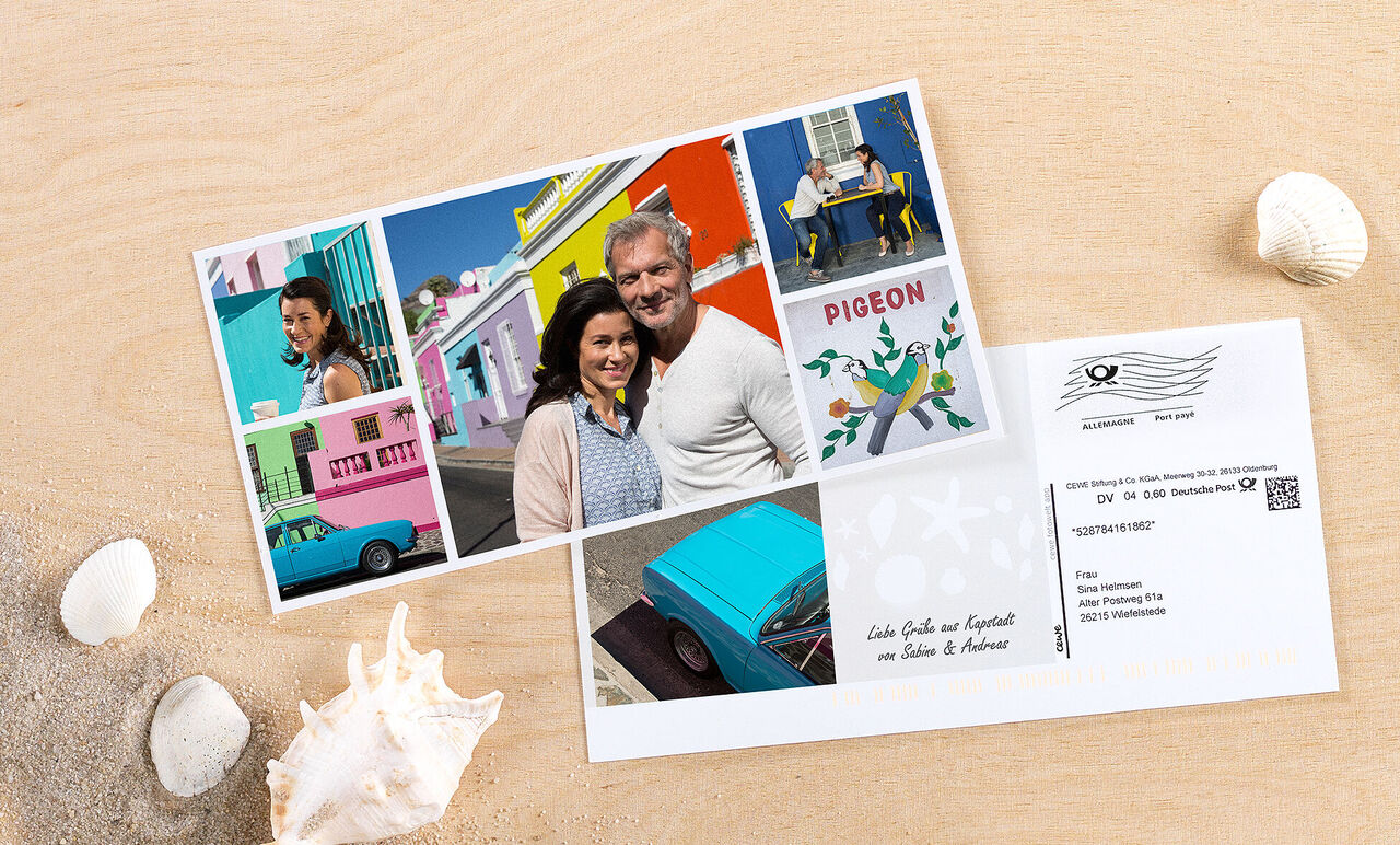 Postkarte mit bunten Fotos von Urlaubsmomenten und Erinnerungen, die Freude zeigen