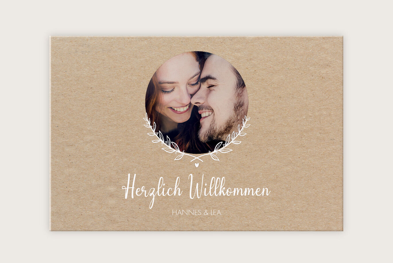 Ein herzliches Willkommen auf einer Einladungskarte mit floralen Motiven