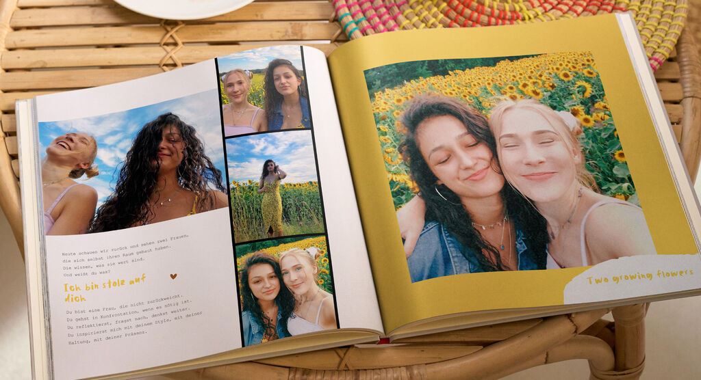 Auf dieser Seite sind verschiedene Fotos von Liss und Jule zu sehen, die sie vor einem Sonnenblumen-Feld zeigen.