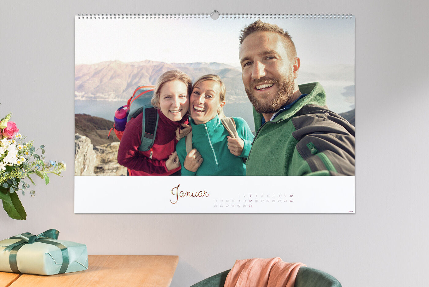 Familie posiert fröhlich vor einer Berglandschaft in einem Kalender für Januar