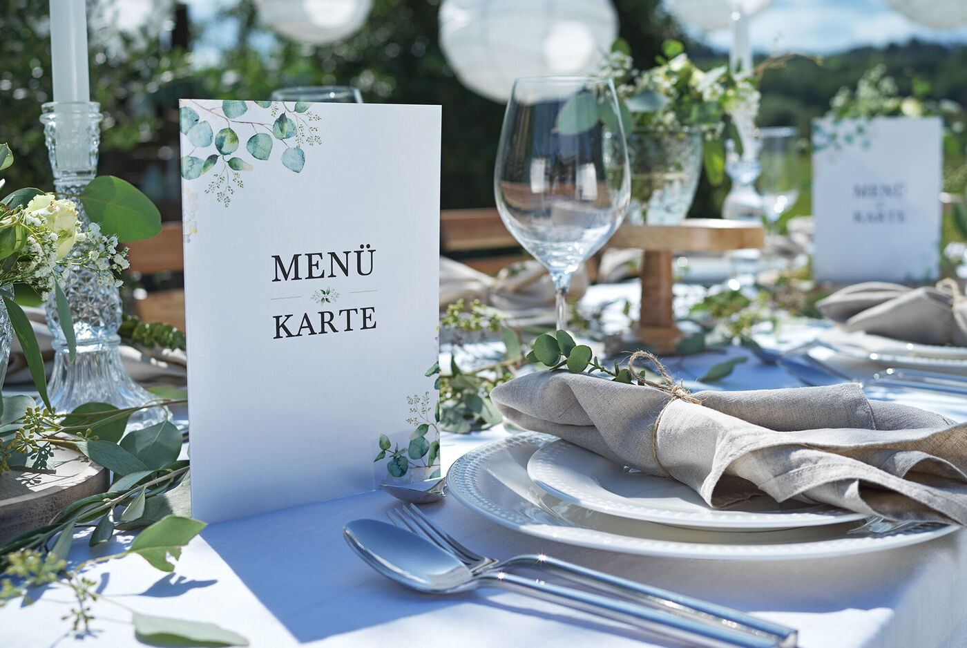 Elegante Tischdekoration mit Menükarte und Geschirr