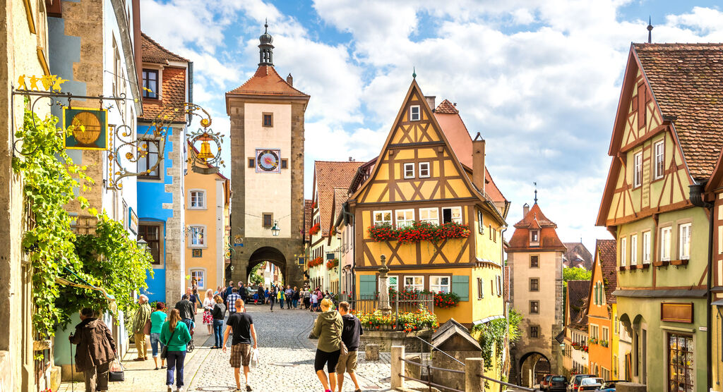 Bunte Häuser und Menschen in einer malerischen Altstadt