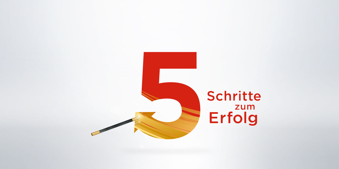 Zahl 5 mit Pfeil und Schriftzug "Schritte zum Erfolg".