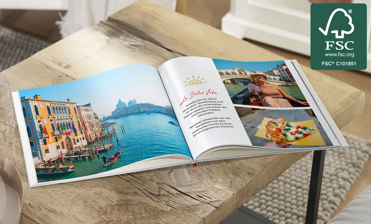Offenes CEWE FOTOBUCH mit bunten Venedig-Fotos und Textseite