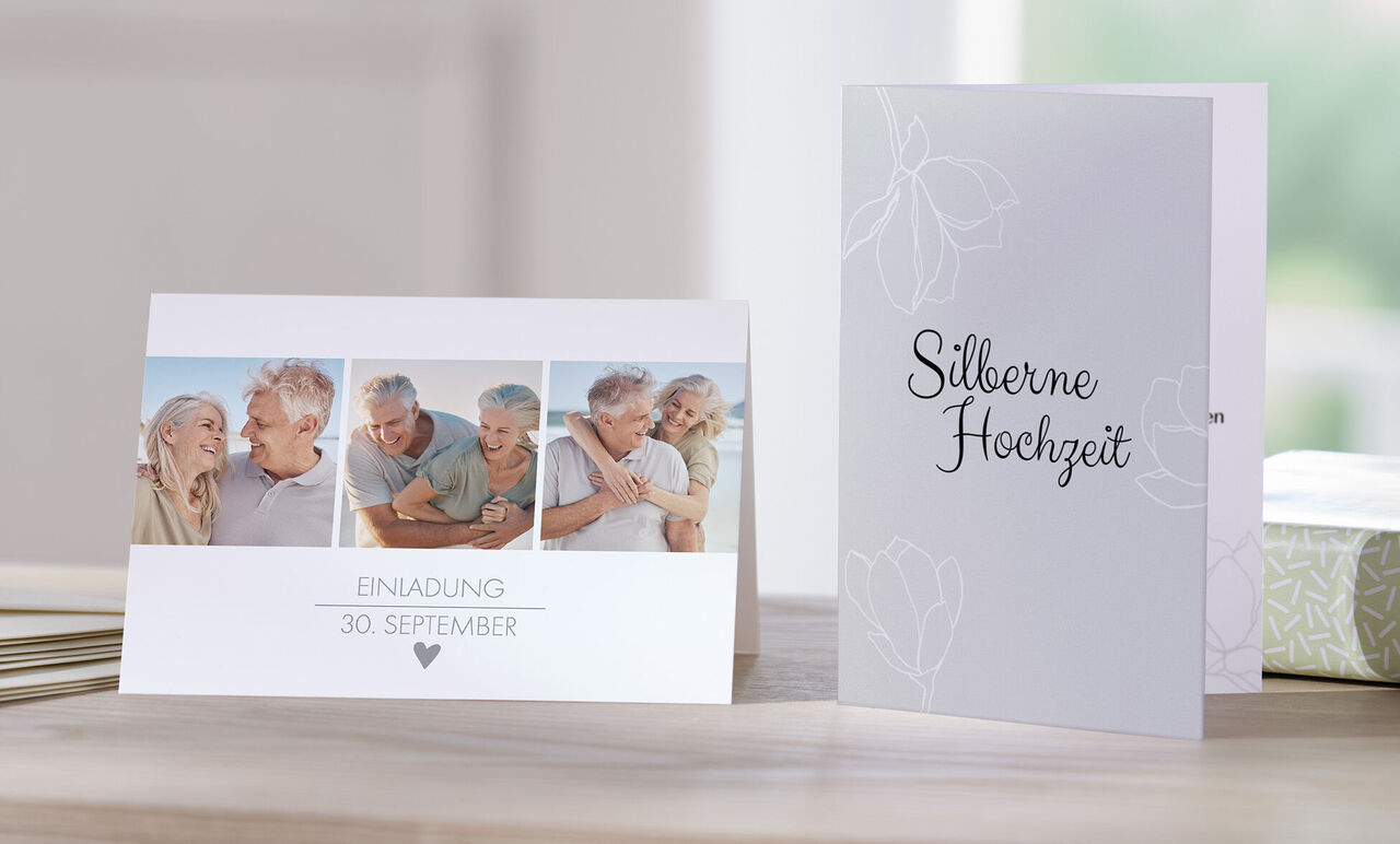 Eine Einladungskarte zur Silbernen Hochzeit mit minimalistischem Design mit 3 Fotos und einem Text auf der Rückseite.